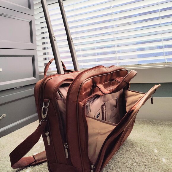 Solo Tan and Brown Leather Briefcase with Classic Design - Picture 3 of 9